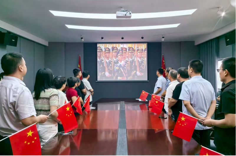 河南鴻宸建設(shè)有限公司組織觀(guān)看紀(jì)念中國(guó)人民抗日戰(zhàn)爭(zhēng)暨世界反法西斯戰(zhàn)爭(zhēng)勝利80周年大會(huì)及閱兵活動(dòng)